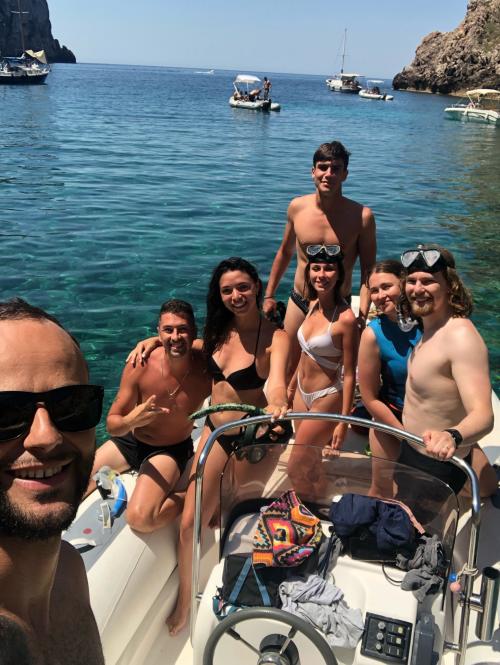 Ragazzi in gommone durante escursione di snorkeling nel Golfo di Alghero