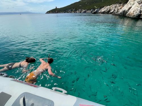 Ragazzi in gommone durante escursione di snorkeling nel Golfo di Alghero