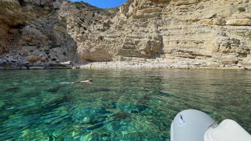 Ragazzo fa snorkeling nell'Area Marina Protetta di Capo Caccia