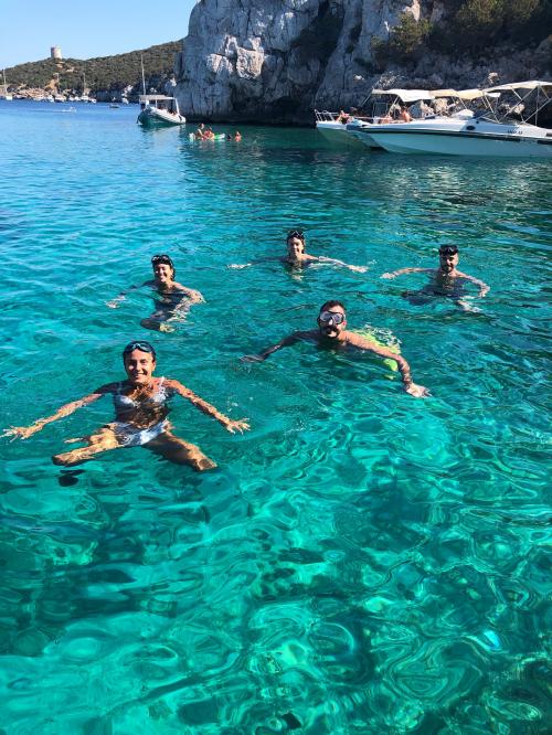 Gruppo di escursionisti durante escursione di snorkeling con guida