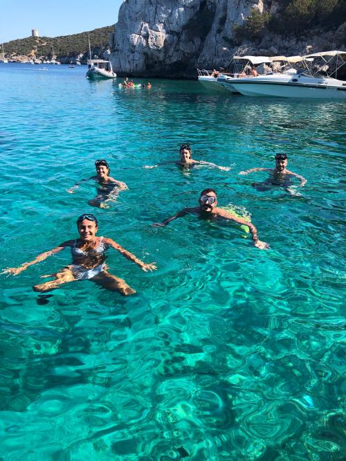 Grupo de excursionistas durante la excursión de snorkel con guía.