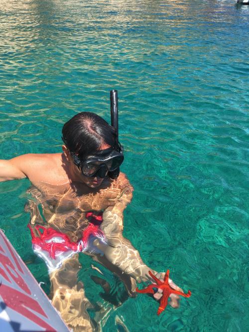 Bambino fa snorkeling nel mare di Porto Conte