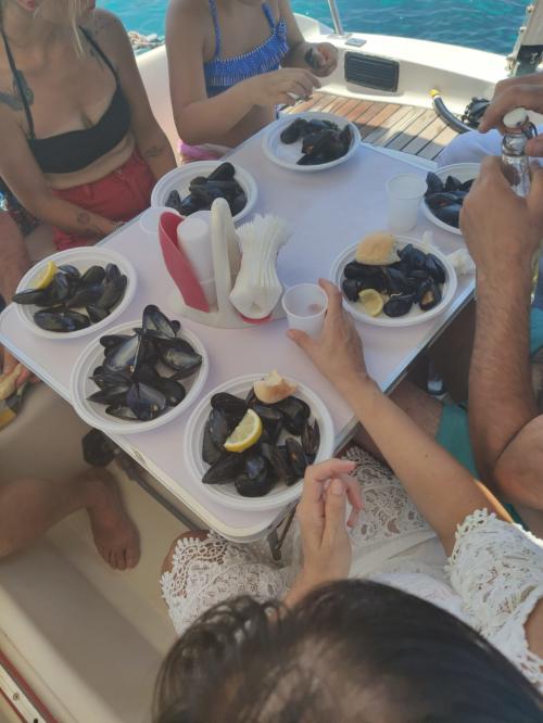 <p>Mittagessen an Bord eines Segelboots während einer täglichen Tour nach Asinara</p><p><br></p>