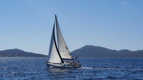 <p>Segelboote segeln im Golf von Alghero</p><p><br></p>