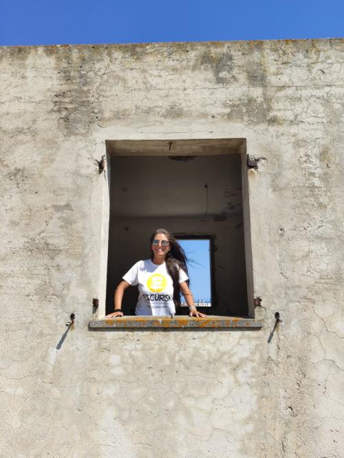 Mädchen, das aus dem Fenster eines ehemaligen Gefängnisses auf der Insel schaut