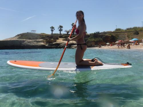 Ragazza in SUP nel mare di Balai