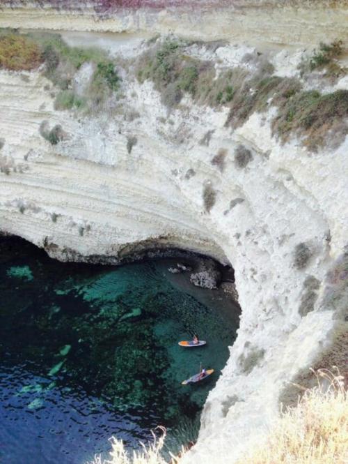 SUP in una grotta a Balai