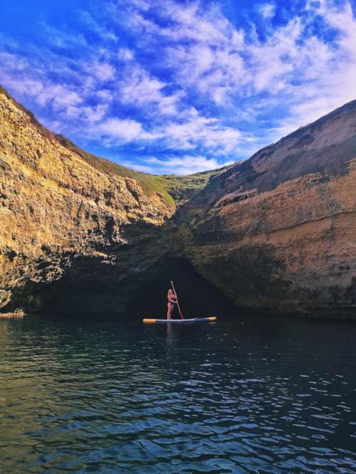 Escursionista in SUP tra le grotte nascoste di Balai