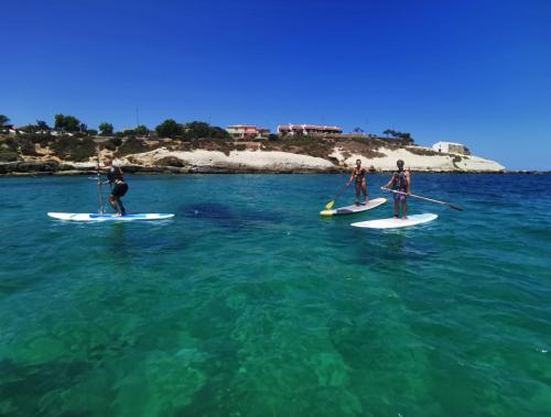 Amigos de SUP con guía