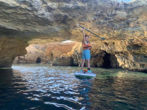 Mädchen auf SUP während der geführten Wanderung