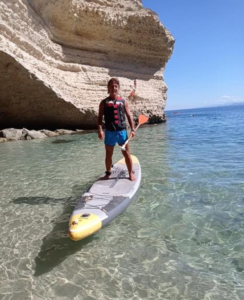 Ragazzo in SUP in una grotta di Balai