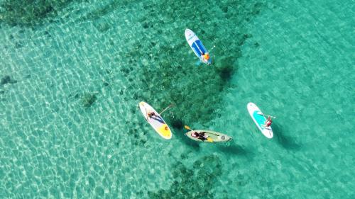 SUP en el mar cristalino de Porto Torres