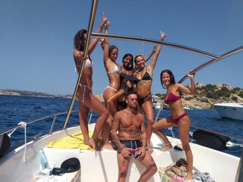 Gruppo di escursionisti durante gita in motoscafo