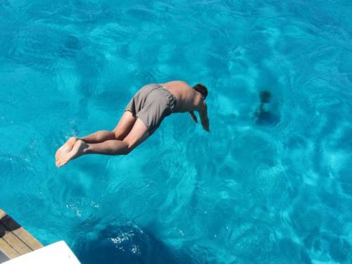 Tuffo dal motoscafo durante escursione giornaliera a Caprera