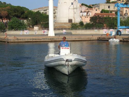 Canot pneumatique dans le port d'Arbatax