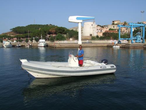 Canot pneumatique dans le port d'Arbatax