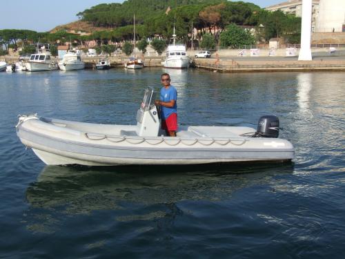 Schlauchboot mit Skipper in Arbatax