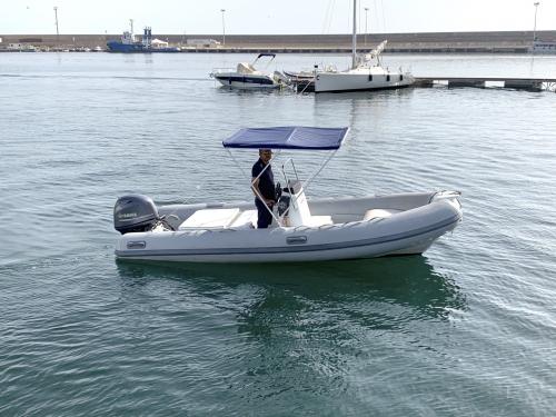 Canot pneumatique dans le port d'Arbatax