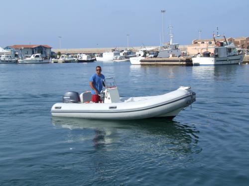 Canot pneumatique dans le port d'Arbatax