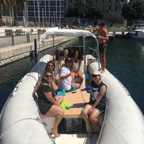 Gruppe von Mädchen im Schlauchboot