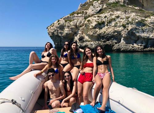 Gruppe von Freunden an Bord eines Schlauchboots