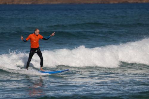 Le garçon apprend à surfer
