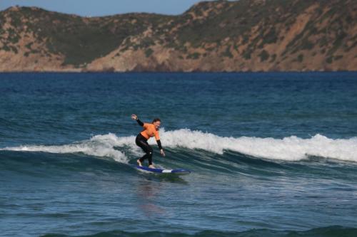 Garçon pendant la leçon de surf