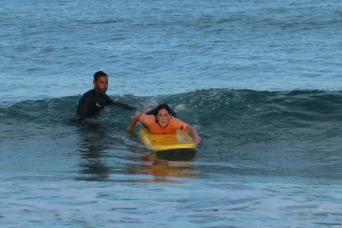 Istruttore con ragazza che fa surf
