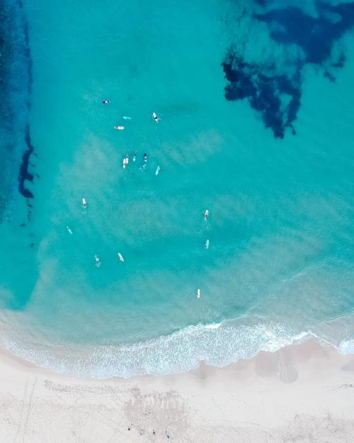 Mer de Buggerru et surfeurs