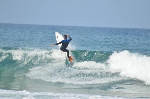 Chico surfeando en Buggerru