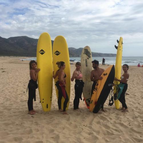 Grupo durante una lección de surf en el mar