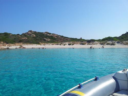 Schlauchboot an der Costa Smeralda