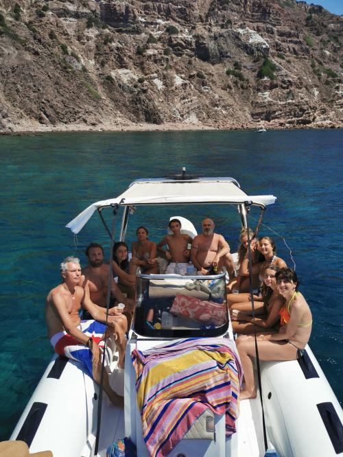 Gommone nel mare cristallino di Sant'Antioco