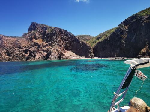 Gommone nel mare cristallino di Sant'Antioco 