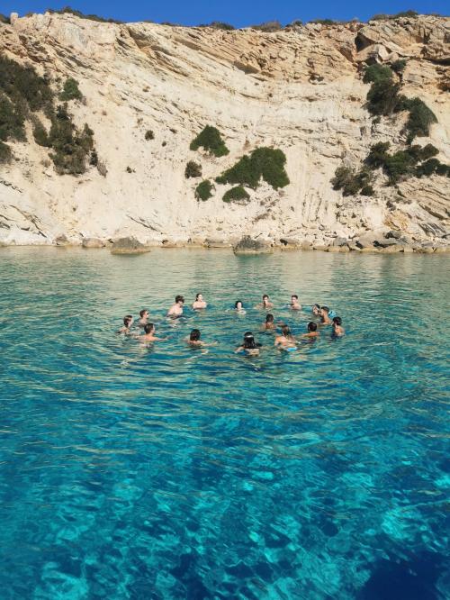 Excursion en dériveur dans une eau cristalline