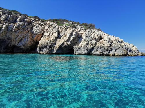 Insenatura fra le rocce nel mare cristallino attorno Sant'Antioco