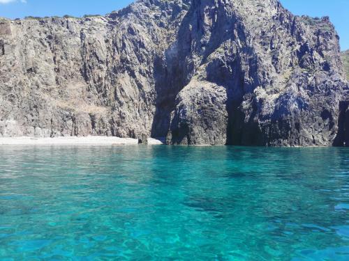 Insenatura fra le rocce nel mare cristallino attorno Sant'Antioco