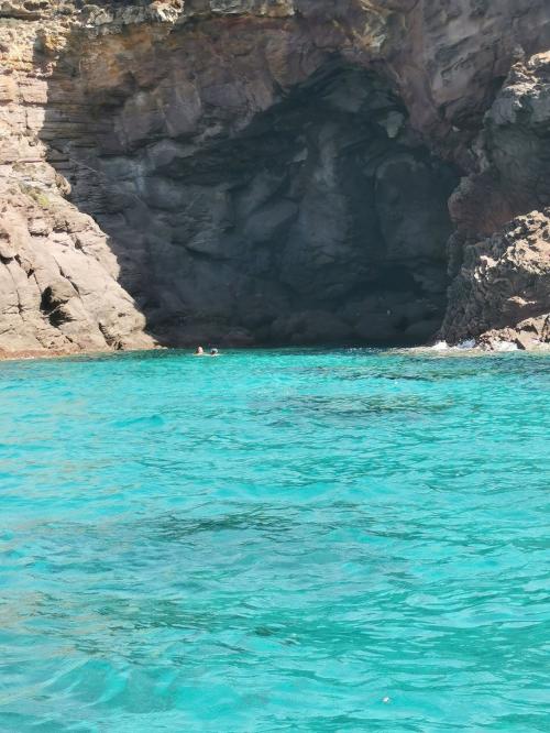 Mer cristalline pour la plongée en apnée