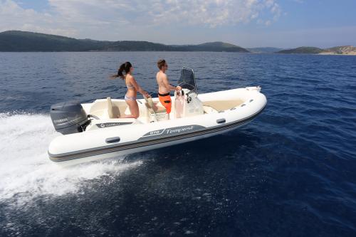 Coppia durante escursione in gommone