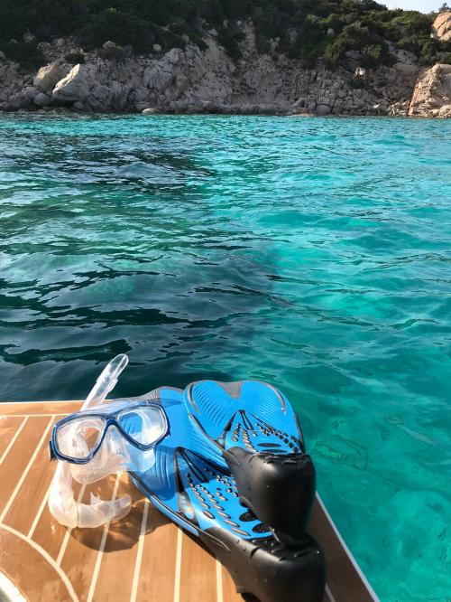 Maschera e pinne per snorkeling