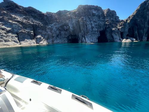<p>Boot und Meer in Carloforte während der täglichen Tour</p><p><br></p>
