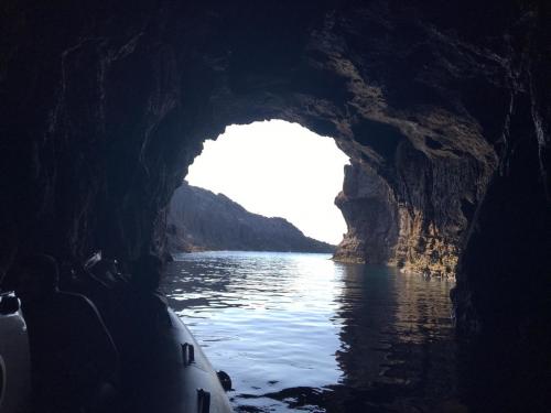 Höhle an der Küste von Carloforte