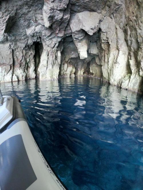 Höhle an der Küste von Carloforte