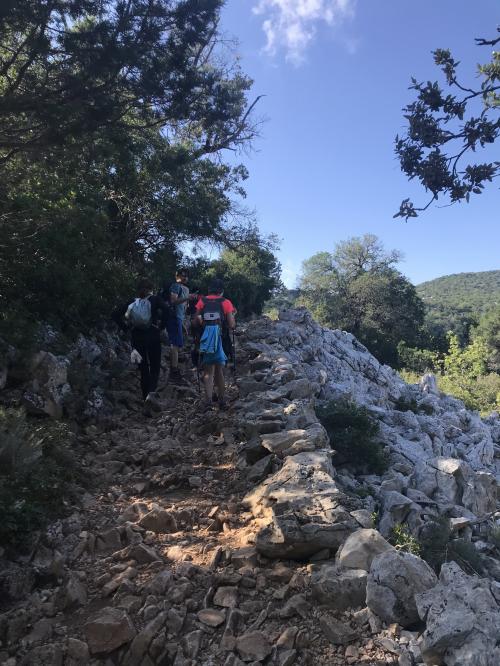 Sentiero per Cala Goloritzè con escursionisti