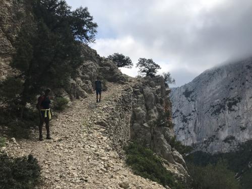 Escursionisti durante trekking guidato