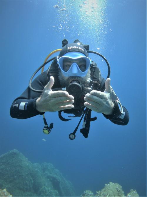 Ragazzo durante battesimo del mare