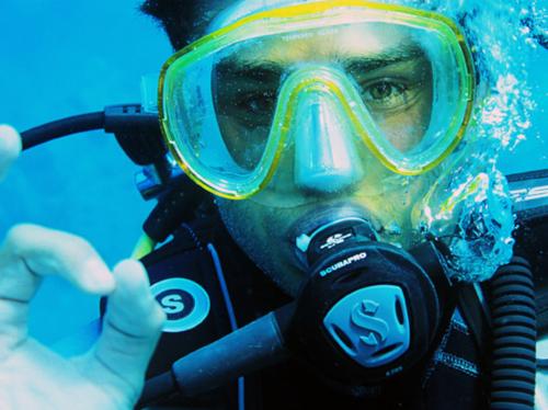 Ragazzo durante battesimo del mare