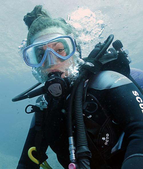 Garçon pendant le baptême de la mer