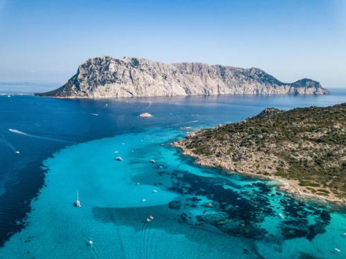 Isola di Tavolara e vista panoramica