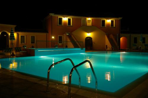 Schwimmbad in der Nacht in einer Residenz in Arbatax